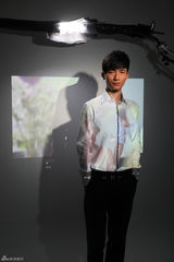 组图：陈楚生新歌MV花絮曝光 眉头紧锁显忧郁