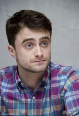 组图：丹尼尔为《杀死汝爱》拍写真 抿嘴卖萌