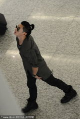 组图：吴奇隆扎时髦小辫子现身机场 与粉丝亲切聊天