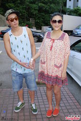 组图：应采儿穿大肚裙出院 陈小春贴心搀扶