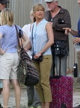 组图：安妮斯顿《米勒一家》片场初现大妈范