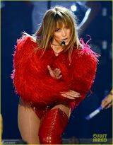 组图：洛佩兹红衣火辣热舞 猛男高空托举