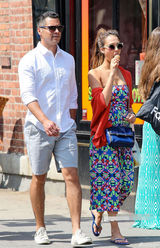 组图：阿尔芭印花裙秀乳沟 童心未泯当街舔甜筒