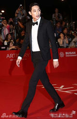 组图：18届釜山国际电影节开幕 女星露股沟抢镜