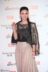 组图：张萌亮相街拍盛典横甩披肩大露竹纹背心