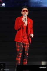 组图：苏永康香港开唱众星捧场 与钟镇涛互戴高帽