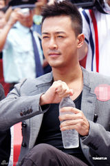 组图：林峰冒酷暑出席活动 不顾形象狂擦汗