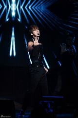 高清图：韩歌手金亨俊新专辑发布亲友齐站台