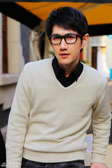 高清图：何明翰白色针织衫搭配牛仔裤简单清爽