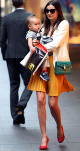 组图：辣妈米兰达风姿绰约 宝贝儿子诠释“天然呆”