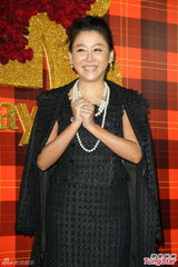 组图：黄小柔出嫁盼造人 穿低胸婚纱挽老公亮相