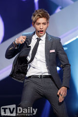 组图：EXO打榜夺冠 前WG宣美复出光脚秀长腿