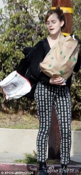 组图:艾玛-沃特森素颜外出购物 休闲装气质脱俗