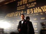 组图：邵兵助阵知名男刊活动 复古西装成熟魅力