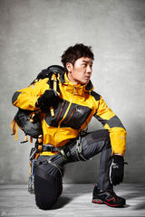 高清组图：韩星严泰雄高雅拉户外写真出炉自然俏皮