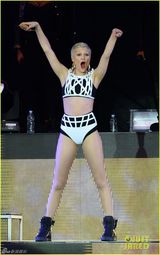 组图：Jessie J绷带装露底裤 下腰秀壮硕身材