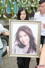 组图：陈僖仪遗体火化 亲朋好友送别