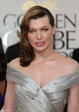 高清图：米拉-乔沃维奇深V礼服魅惑十足