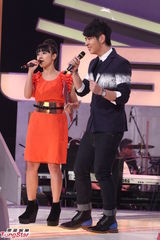 组图：古巨基录《劲歌金曲》 金刚黄山怡作告别