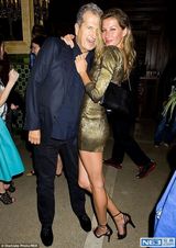 组图：斯威夫特与卡莉亲密相拥 邦辰大秀美背