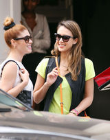 组图：杰西卡-阿尔芭街拍亮色T恤搭潮包