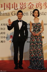 组图：黄晓明携杜鹃着黑色西装亮相闭幕红毯