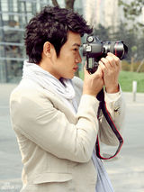 幻灯图：陆毅温暖笑容沐浴阳光 支持世博尽地主之宜 