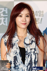 组图：吕珍九等出席电影《机关枪传教士》首映会