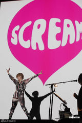 组图：容祖儿彩虹服装唱响伦敦 众人捧场激动而泣