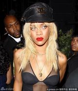 组图：蕾哈娜透视装配烈焰红唇 性感显露手枪纹身