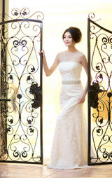 组图：王媛可登婚嫁封面 粉色出演幸福嫁娘