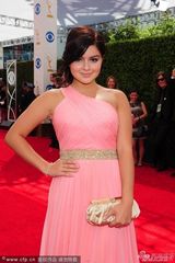 组图：《摩登家庭》阿芮尔-温特粉裙显丰满上围