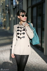 组图：韩丹彤秋日风衣街拍秀时尚气质