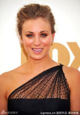 组图：63届艾美奖红毯 凯莉-库柯(卡蕾-措科)单肩礼服玩透视