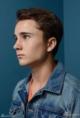 组图：准妈妈温丝莱特写真秀乳沟 与布洛林勾肩