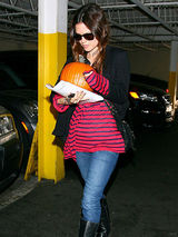 幻灯：洛佩兹出席《就是这样》首映 休杰克曼搞慈善