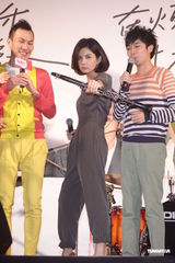 组图：Ella助阵青峰签唱会否认结婚传闻