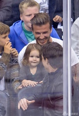 组图：辣妹一家与阿汤哥看比赛 小贝看台吻爱女