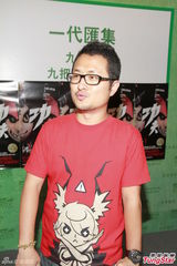 组图：九把刀书展签售 挺柯震东不会说谎