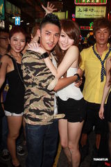 组图：连诗雅不担心遭揩油 与陈静仪比拼性感