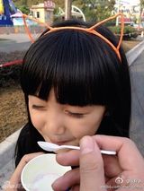 组图：童年小龙女演员超萌生活照 可爱似洋娃娃