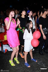 组图：陈奕迅开唱手受伤 与谢霆锋是“最佳损友”