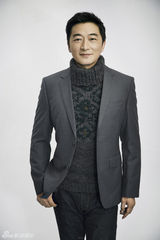 组图：邵峰冬日温暖写真 高领毛衣打造韩剧风尚