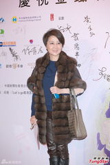 组图：赌王四太梁安琪旅行庆圣诞 否认儿子恋情