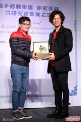 组图：杨培安加盟华纳 师兄萧煌奇站台