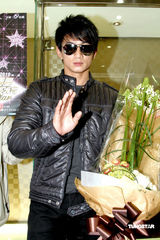 幻灯图：吴奇隆机场遇粉丝 承诺将重现招牌动作