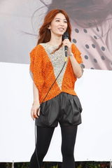 组图：SHE十周年纪念活动 Selina发短片盼早日归队