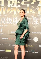 组图：黄奕斑马纹抹胸裙亮相晚宴 笑对不和风波