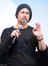 高清组图：布拉德-皮特现身东京 亲切笑容威力大