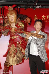 组图：明星蜡像排排站 长得不像还点赞